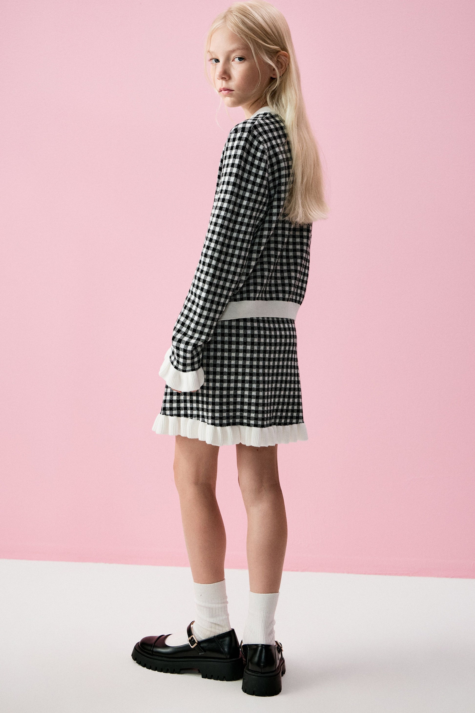 BLACK/WHITE