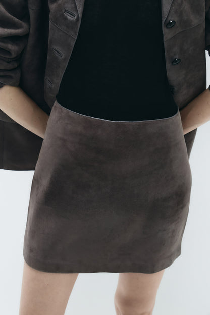 DARK BROWN
